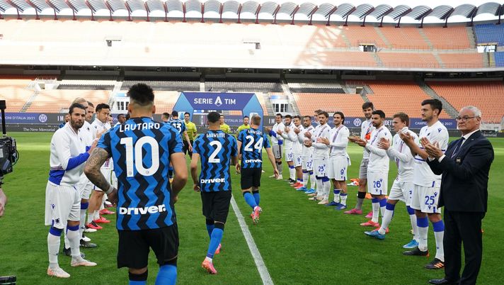 MILAN, ITALY - MAY 08: Players of Sampdoria congratulate players of Internazionale on winning the Serie A title before the Serie A match between FC Internazionale and UC Sampdoria at Stadio Giuseppe Meazza on May 08, 2021 in Milan, Italy. Sporting stadiums around Italy remain under strict restrictions due to the Coronavirus Pandemic as Government social distancing laws prohibit fans inside venues resulting in games being played behind closed doors. (Photo by Claudio Villa - Inter/Inter via Getty Images) MILAN, ITALY - MAY 08: Players of Sampdoria congratulate players of Internazionale on winning the Serie A title before the Serie A match between FC Internazionale and UC Sampdoria at Stadio Giuseppe Meazza on May 08, 2021 in Milan, Italy. Sporting stadiums around Italy remain under strict restrictions due to the Coronavirus Pandemic as Government social distancing laws prohibit fans inside venues resulting in games being played behind closed doors. (Photo by Claudio Villa - Inter/Inter via Getty Images)