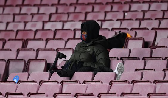 BARCELONA, SPAIN - DECEMBER 08: The injured Ansu Fati of Barcelona looks on from the stands during the UEFA Champions League Group G stage match between FC Barcelona and Juventus at Camp Nou on December 08, 2020 in Barcelona, Spain. Sporting stadiums around Spain remain under strict restrictions due to the Coronavirus Pandemic as Government social distancing laws prohibit fans inside venues resulting in games being played behind closed doors. (Photo by David Ramos/Getty Images) Ansu, che sfortuna: possibile nuova operazione in vista e tre mesi di stop- immagine 2