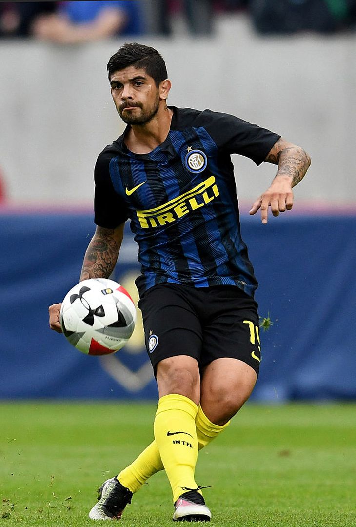  LIMERICK, IRELAND - AUGUST 13:  Ever Banega of FC Internazionale in action during the International Champions Cup match between FC Internazionale Milano and Glasgow Celtic at Thomond Park on August 13, 2016 in Limerick, Ireland.  (Photo by Claudio Villa - Inter/Inter via Getty Images) 