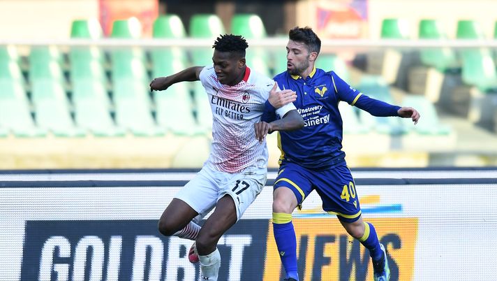 VERONA, ITALY - MARCH 07: Rafael Leao of A.C. Milan battles for possession with Daniel Bessa of Hellas Verona during the Serie A match between Hellas Verona FC and AC Milan at Stadio Marcantonio Bentegodi on March 07, 2021 in Verona, Italy. Sporting stadiums around Italy remain under strict restrictions due to the Coronavirus Pandemic as Government social distancing laws prohibit fans inside venues resulting in games being played behind closed doors. (Photo by Alessandro Sabattini/Getty Images) Bocchetti: “Partita con il Milan difficilissima. Dovremo mettercela tutta per..” - immagine 1