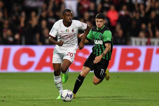 REGGIO NELL'EMILIA, ITALY - AUGUST 30: Pierre Kalulu of AC Milan competes for the ball with Agustin Alvarez of US Sassuolo during the Serie A match between US Sassuolo and AC MIlan at Mapei Stadium - Citta' del Tricolore on August 30, 2022 in Reggio nell'Emilia, Italy. (Photo by Alessandro Sabattini/Getty Images) Agustin Alvarez: “La Fiorentina mi ha cercato, mentre il Sassuolo mi ha voluto”- immagine 2