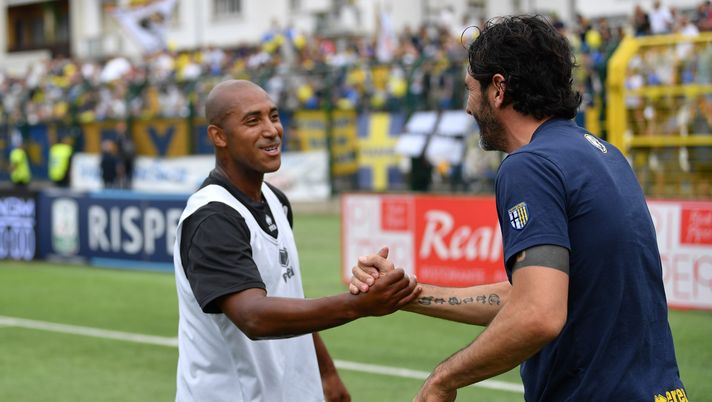 VERCELLI, ITALY - APRIL 28: Reginaldo (L) of Pro Vercelli FC salutes Alessandro Lucarelli of Parma Calcio during the serie B match between Pro Vercelli FC and Parma Calcio at Stadio Silvio Piola on April 28, 2018 in Vercelli, Italy. (Photo by Valerio Pennicino/Getty Images) Reginaldo sicuro: “La Fiorentina farà un campionato strepitoso” - immagine 1
