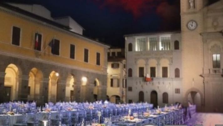 Montevarchi, tifosi e giocatori tutti insieme a cena in piazza per festeggiare la C Montevarchi, tifosi e giocatori tutti insieme a cena in piazza per festeggiare la C