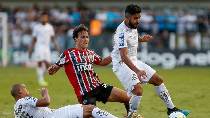 SANTOS, BRAZIL - NOVEMBER 16: Igor Gomes (C) of Sao Paulo vies the ball with Carlos Sanchez and Felipe Jonathan (R) of Santos during a match between Santos and Sao Paulo for the Brasileirao Series A 2019 at Vila Belmiro Stadium on November 16, 2019 in Santos, Brazil. (Photo by Miguel Schincariol/Getty Images) SANTOS, BRAZIL - NOVEMBER 16: Igor Gomes (C) of Sao Paulo vies the ball with Carlos Sanchez and Felipe Jonathan (R) of Santos during a match between Santos and Sao Paulo for the Brasileirao Series A 2019 at Vila Belmiro Stadium on November 16, 2019 in Santos, Brazil. (Photo by Miguel Schincariol/Getty Images)