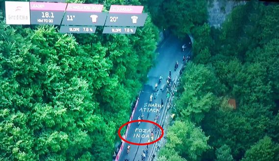 Inter, sulle strade del Giro d&#8217;Italia compare il celebre &#8220;Foza Inda&#8221; di Zhang Jindong 