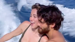 VIDEO / Diletta, vacanza romantica con Can. La Leotta incanta in costume: lato B top