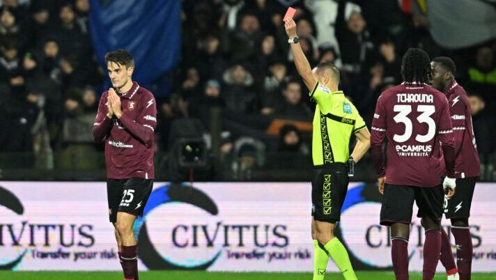 SALERNO, ITALY - JANUARY 07: Referee Marco Guida shows a red card to Giulio Maggiore of US Salernitana during the Serie A TIM match between US Salernitana and Juventus at Stadio Arechi on January 07, 2024 in Salerno, Italy. (Photo by Francesco Pecoraro/Getty Images) Salernitana, Inzaghi non parla. L’ad: “Siamo molto arrabbiati per questi episodi arbitrali” - immagine 1