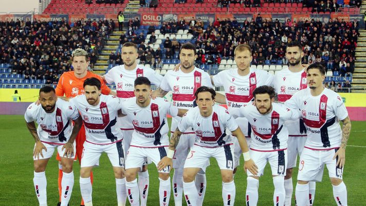 CAGLIARI, ITALY - FEBRUARY 16: the players of Cagliari during the Serie A match between Cagliari Calcio and SSC Napoli at Sardegna Arena on February 16, 2020 in Cagliari, Italy. (Photo by Enrico Locci/Getty Images) CAGLIARI, ITALY - FEBRUARY 16: the players of Cagliari during the Serie A match between Cagliari Calcio and SSC Napoli at Sardegna Arena on February 16, 2020 in Cagliari, Italy. (Photo by Enrico Locci/Getty Images)