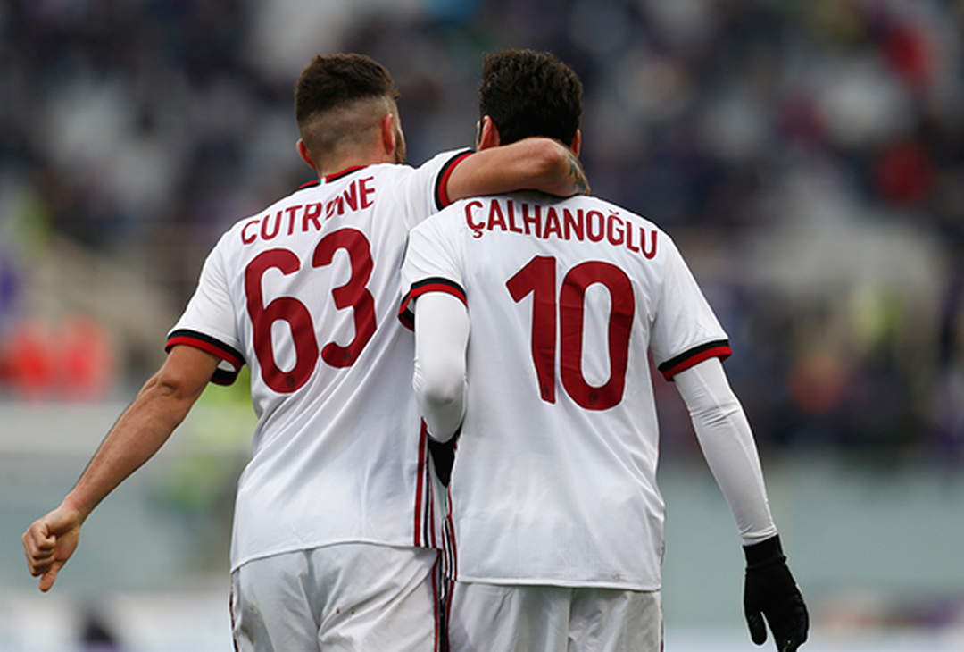  Hakan Calhanoglu e Patrick Cutrone in Fiorentina-Milan (credits: acmilan.com) 