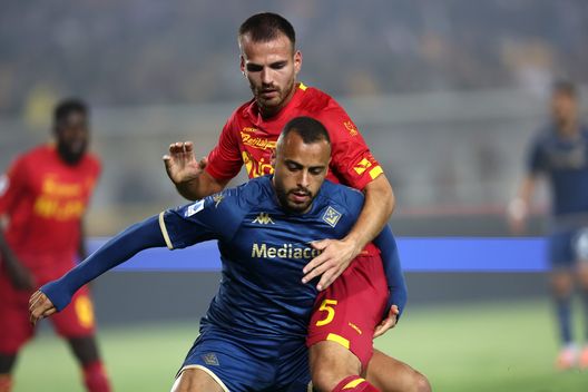 LECCE, ITALY - OCTOBER 17: Marin Pongracic of Lecce competes for the ball with Antonio Cabral of Fiorentina during the Serie A match between US Lecce and ACF Fiorentina at Stadio Via del Mare on October 17, 2022 in Lecce, Italy. (Photo by Maurizio Lagana/Getty Images) Conti: “Inter forte, ma la Fiorentina c’è. Basta l’uno a zero, segna Cabral”- immagine 2