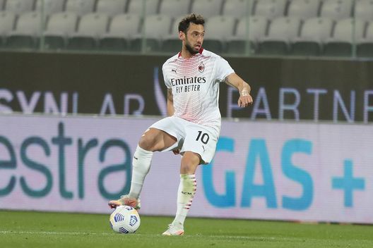 Hakan Calhanoglu, numero 10 del Milan in scadenza il 30 giugno del 2021. Hakan Calhanoglu, numero 10 del Milan in scadenza il 30 giugno del 2021.