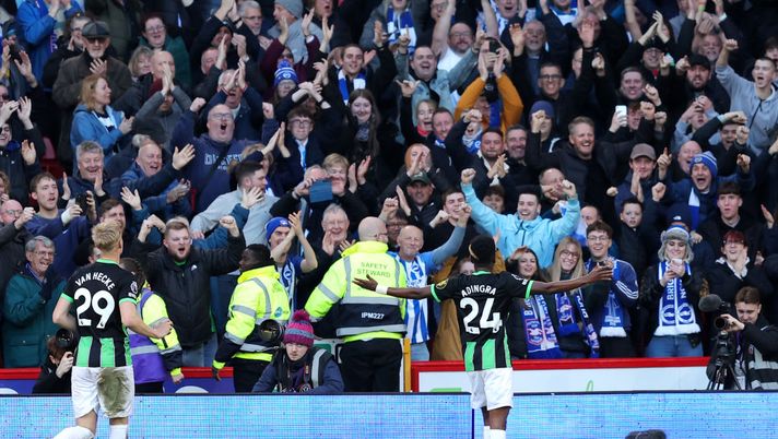 SHEFFIELD, ENGLAND - FEBRUARY 18: Simon Adingra of Brighton & Hove Albion celebrates with the fans scoring his team's fourth goal during the Premier League match between Sheffield United and Brighton & Hove Albion at Bramall Lane on February 18, 2024 in Sheffield, England. (Photo by Matt McNulty/Getty Images) Roma-Brighton, sold out il settore ospiti: attesi 3.425 tifosi inglesi - immagine 1