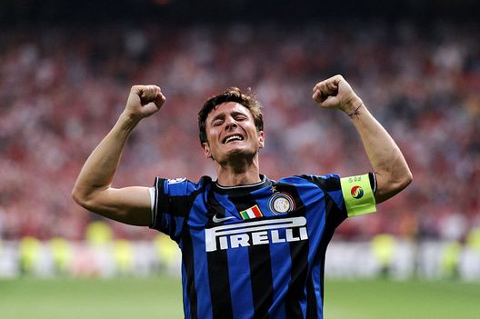 Zanetti esulta dopo la Champions conquistata