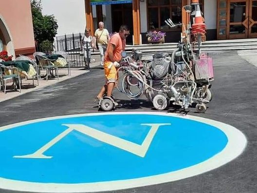 Un grande logo accoglie i tifosi del Napoli nel ritiro di Dimaro-Folgarida- immagine 2