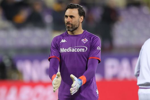 FLORENCE, ITALY - FEBRUARY 01: Salvatore Sirigu of ACF Fiorentina goalkeeper looks on during the Coppa Italia Quarter Final matcy between Fiorentina and Torino at Stadio Artemio Franchi on February 1, 2023 in Florence, Italy. (Photo by Gabriele Maltinti/Getty Images) Sirigu flop con il Braga? No, la UEFA lo esalta sui social- immagine 2