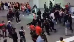 Classico messicano, agente di Polizia di spalle: il tifoso del Chivas lo centra con un pugno