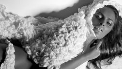 La fidanzata di Karius infiamma i social: “Vietato dai 30”, e poi posta una foto di 14 anni fa