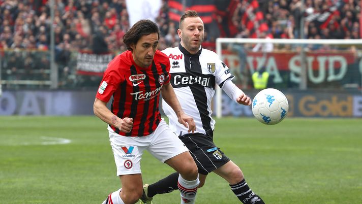 PARMA, ITALY - MARCH 25:  Antonio Di Gaudio of Parma Calcio competes for the ball with Cristian Agnelli (L) of Foggia during the serie B match between Parma Calcio and Foggia at Stadio Ennio Tardini on March 25, 2018 in Parma, Italy.  (Photo by Marco Luzzani/Getty Images) 