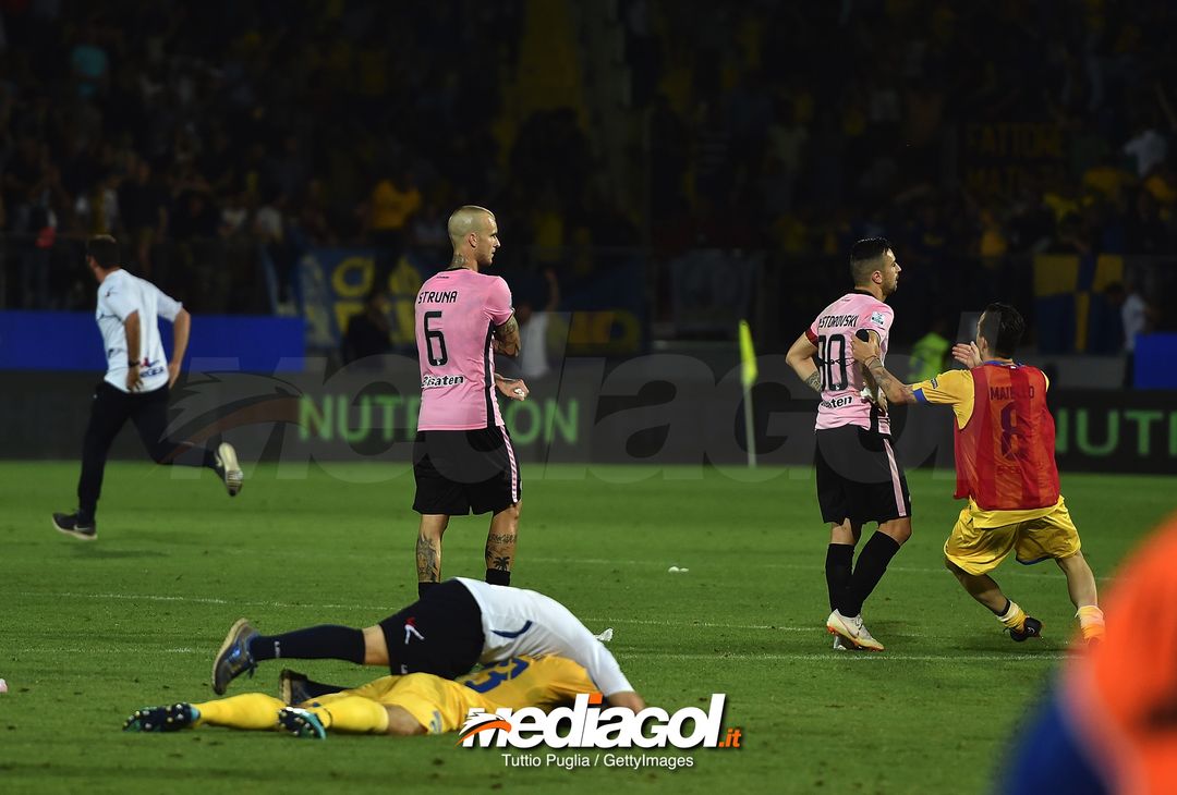  FROSINONE, ITALY - JUNE 16:  Aljaz Struna and Ilija Nestorovski of Palermo show their dejection as players of Frosinone celebrate after winning the serie B playoff match final between Frosinone Calcio v US Citta di Palermo at Stadio Benito Stirpe on June 16, 2018 in Frosinone, Italy.  (Photo by Tullio M. Puglia/Getty Images) 