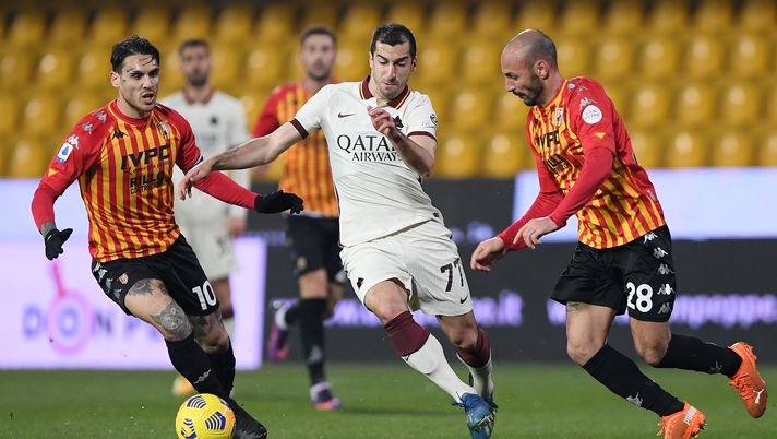 BENEVENTO, ITALY - FEBRUARY 21: Henrikh Mkhitaryan of A.S Roma battles for possession with Nicolas Viola and Pasquale Schiattarella of Benevento Calcio during the Serie A match between Benevento Calcio and AS Roma at Stadio Ciro Vigorito on February 21, 2021 in Benevento, Italy. Sporting stadiums around Italy remain under strict restrictions due to the Coronavirus Pandemic as Government social distancing laws prohibit fans inside venues resulting in games being played behind closed doors. (Photo by Francesco Pecoraro/Getty Images) BENEVENTO, ITALY - FEBRUARY 21: Henrikh Mkhitaryan of A.S Roma battles for possession with Nicolas Viola and Pasquale Schiattarella of Benevento Calcio during the Serie A match between Benevento Calcio and AS Roma at Stadio Ciro Vigorito on February 21, 2021 in Benevento, Italy. Sporting stadiums around Italy remain under strict restrictions due to the Coronavirus Pandemic as Government social distancing laws prohibit fans inside venues resulting in games being played behind closed doors. (Photo by Francesco Pecoraro/Getty Images)