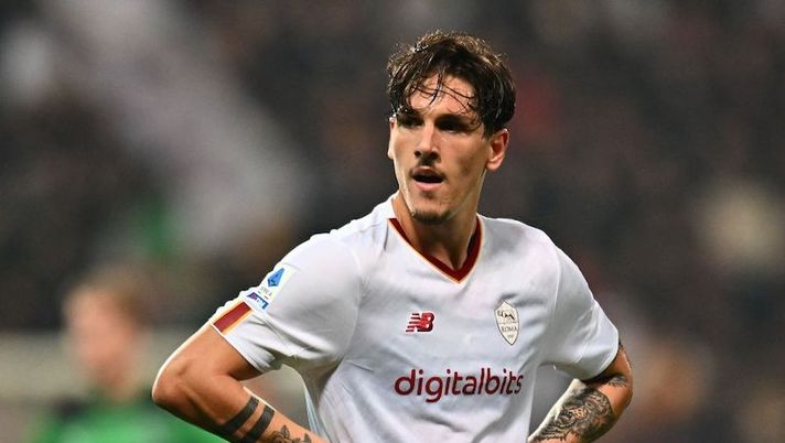 REGGIO NELL'EMILIA, ITALY - NOVEMBER 09: Nicolò Zaniolo of AS Roma looks on during the Serie A match between US Sassuolo and AS Roma at Mapei Stadium - Citta' del Tricolore on November 09, 2022 in Reggio nell'Emilia, Italy. (Photo by Alessandro Sabattini/Getty Images) Di Marzio: “Milan e Roma, cosa sta succedendo sul mercato tra Zaniolo e Ziyech” - immagine 1