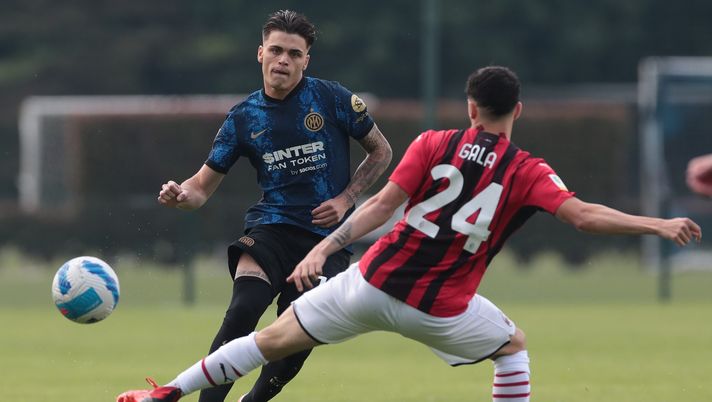 MILAN, ITALY - MAY 09: Alessandro Silvestro of FC Internazionale is challenged by Antonio Gala of AC Milan during the Primavera 1 match between FC Internazionale U19 and AC Milan U19 at Suning Youth Development Centre in memory of Giacinto Facchetti on May 09, 2022 in Milan, Italy. (Photo by Emilio Andreoli - Inter/Inter via Getty Images) Quattro gol e tante emozioni nel derby Primavera: il Milan riprende l’Inter nel finale - immagine 1
