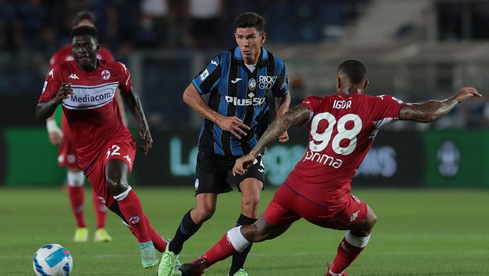 BERGAMO, ITALY - SEPTEMBER 11: Matteo Pessina of Atalanta BC is challenged by Igor of ACF Fiorentina during the Serie A match between Atalanta BC and ACF Fiorentina at Gewiss Stadium on September 11, 2021 in Bergamo, Italy. (Photo by Emilio Andreoli/Getty Images) 
