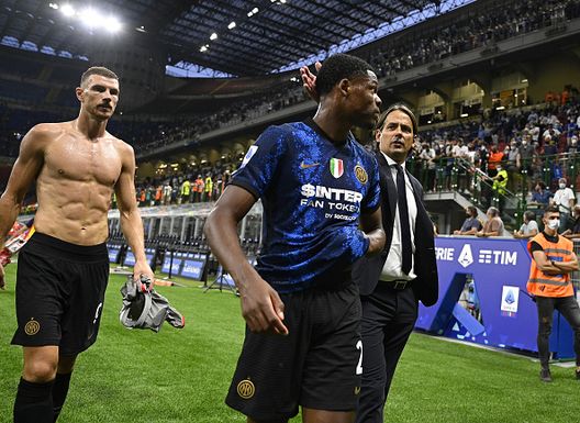 MILAN, ITALY - AUGUST 21:  Head coach of FC Internazionale Simone Inzaghi and Denzel Dumfries react at the end of the Serie A match between FC Internazionale v Genoa CFC at Stadio Giuseppe Meazza on August 21, 2021 in Milan, Italy. (Photo by Mattia Ozbot - Inter/Inter via Getty Images) 