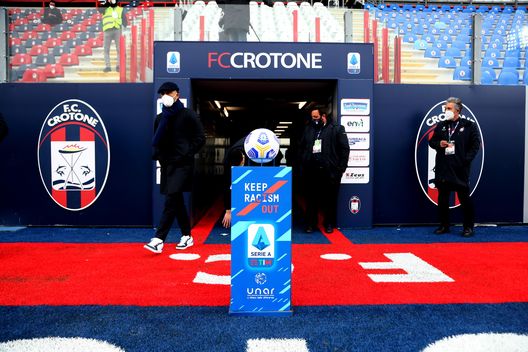 CROTONE, ITALY - MARCH 20: Official Lega Serie A ball is shown prior the Serie A match between FC Crotone and Bologna FC at Stadio Comunale Ezio Scida on March 20, 2021 in Crotone, Italy. (Photo by Maurizio Lagana/Getty Images) CROTONE, ITALY - MARCH 20: Official Lega Serie A ball is shown prior the Serie A match between FC Crotone and Bologna FC at Stadio Comunale Ezio Scida on March 20, 2021 in Crotone, Italy. (Photo by Maurizio Lagana/Getty Images)