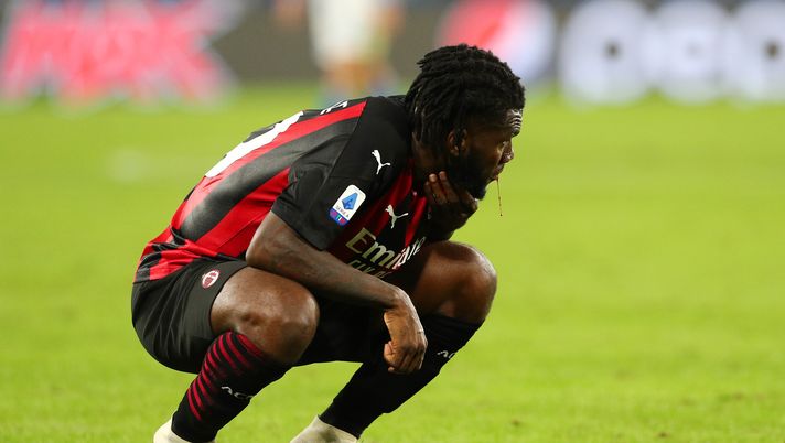 NAPLES, ITALY - NOVEMBER 22: Franck Kessie of A.C. Milan is injured during the Serie A match between SSC Napoli and AC Milan at Stadio San Paolo on November 22, 2020 in Naples, Italy. Sporting stadiums around Italy remain under strict restrictions due to the Coronavirus Pandemic as Government social distancing laws prohibit fans inside venues resulting in games being played behind closed doors. (Photo by Francesco Pecoraro/Getty Images) NAPLES, ITALY - NOVEMBER 22: Franck Kessie of A.C. Milan is injured during the Serie A match between SSC Napoli and AC Milan at Stadio San Paolo on November 22, 2020 in Naples, Italy. Sporting stadiums around Italy remain under strict restrictions due to the Coronavirus Pandemic as Government social distancing laws prohibit fans inside venues resulting in games being played behind closed doors. (Photo by Francesco Pecoraro/Getty Images)