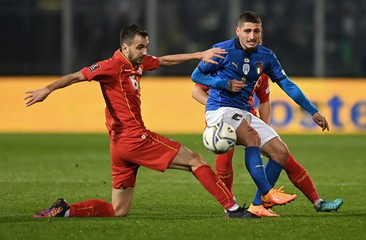 PALERMO, ITALY - MARCH 24: Marco Verratti of Italy is challenged by Boban Nikolov of North Macedonia during the 2022 FIFA World Cup Qualifier knockout round play-off match between Italy and North Macedonia at Stadio Renzo Barbera on March 24, 2022 in Palermo, Italy. (Photo by Tullio M. Puglia/Getty Images) Italia fuori dai Mondiali in Qatar, Mancini: “Dimissioni? Ci devo pensare”- immagine 2
