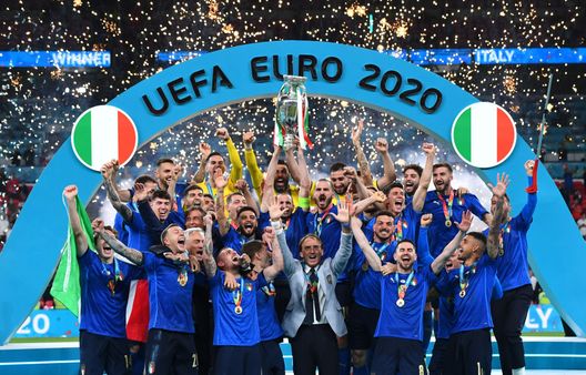 LONDON, ENGLAND - JULY 11: Giorgio Chiellini, Captain of Italy lifts The Henri Delaunay Trophy following his team's victory in the UEFA Euro 2020 Championship Final between Italy and England at Wembley Stadium on July 11, 2021 in London, England. (Photo by Claudio Villa/Getty Images) LONDON, ENGLAND - JULY 11: Giorgio Chiellini, Captain of Italy lifts The Henri Delaunay Trophy following his team's victory in the UEFA Euro 2020 Championship Final between Italy and England at Wembley Stadium on July 11, 2021 in London, England. (Photo by Claudio Villa/Getty Images)