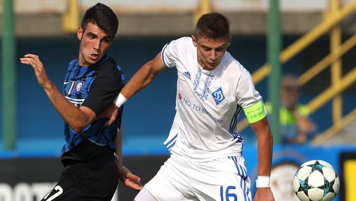 SESTO SAN GIOVANNI, ITALY - SEPTEMBER 27: Matteo Rover (L) of FC Internazionale competes for the ball with Vitaliy Mykolenko (R) of Dynamo Kiev during the UEFA Youth League Domestic Champions Path match between FC Internazionale and Dynamo Kiev at Stadio Breda on September 27, 2017 in Sesto San Giovanni, Italy. (Photo by Marco Luzzani - Inter/Inter via Getty Images) SESTO SAN GIOVANNI, ITALY - SEPTEMBER 27: Matteo Rover (L) of FC Internazionale competes for the ball with Vitaliy Mykolenko (R) of Dynamo Kiev during the UEFA Youth League Domestic Champions Path match between FC Internazionale and Dynamo Kiev at Stadio Breda on September 27, 2017 in Sesto San Giovanni, Italy. (Photo by Marco Luzzani - Inter/Inter via Getty Images)
