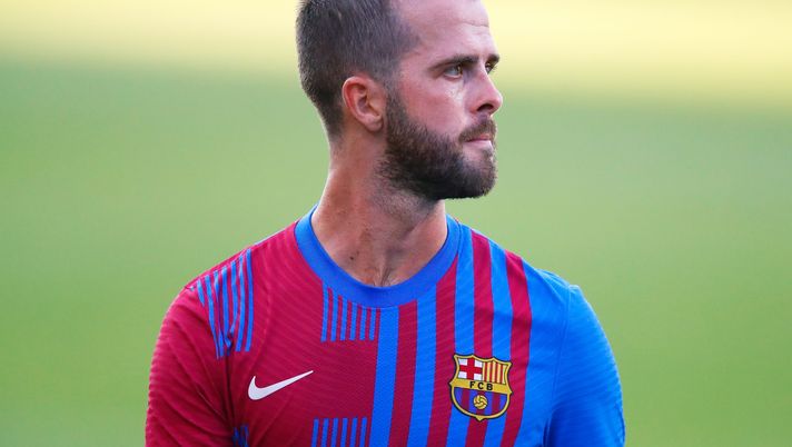 BARCELONA, SPAIN - JULY 21: Miralem Pjanic of FC Barcelona looks on during a friendly match between FC Barcelona and Gimnastic de Tarragona at Johan Cruyff Stadium on July 21, 2021 in Barcelona, Spain. (Photo by Eric Alonso/Getty Images) 