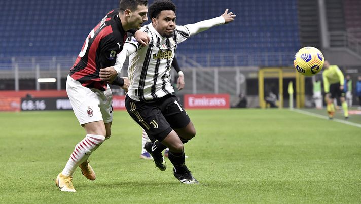 MILAN, ITALY - JANUARY 06: Weston McKennie of Juventus fights for the ball with Diogo Dalot of AC Milan during the Serie A match between AC Milan and Juventus at Stadio Giuseppe Meazza on January 06, 2021 in Milan, Italy. Sporting stadiums around Italy remain under strict restrictions due to the coronavirus pandemic as government social distancing laws prohibit fans inside venues resulting in games being played behind closed doors. (Photo by Daniele Badolato - Juventus FC/Juventus FC via Getty Images) MILAN, ITALY - JANUARY 06: Weston McKennie of Juventus fights for the ball with Diogo Dalot of AC Milan during the Serie A match between AC Milan and Juventus at Stadio Giuseppe Meazza on January 06, 2021 in Milan, Italy. Sporting stadiums around Italy remain under strict restrictions due to the coronavirus pandemic as government social distancing laws prohibit fans inside venues resulting in games being played behind closed doors. (Photo by Daniele Badolato - Juventus FC/Juventus FC via Getty Images)