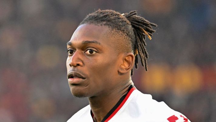 AC Milan's Portuguese forward Rafael Leao looks on during the Italian Serie A football match between AS Roma and AC Milan at the Olympic stadium in Rome, on April 29, 2023. (Photo by Alberto PIZZOLI / AFP) (Photo by ALBERTO PIZZOLI/AFP via Getty Images) Milan, spazio ai titolari col Verona: la probabile formazione con Leao e Giroud - immagine 1