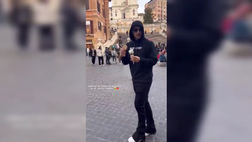 VIDEO – Paredes in incognito: cappuccio e occhiali per un gelato a Piazza di Spagna