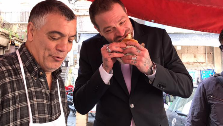 10 marzo 2017: Paul Baccaglini fa visita alla Vucciria e si fa immortalare mentre degusta alcune specialità palermitane (foto di Roberto Chifari) 