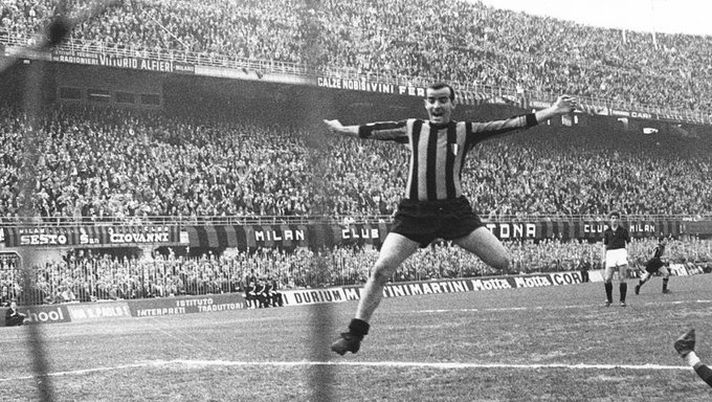 La gioia di Mariolino in un derby degli anni Sessanta con il Milan La gioia di Mariolino in un derby degli anni Sessanta con il Milan