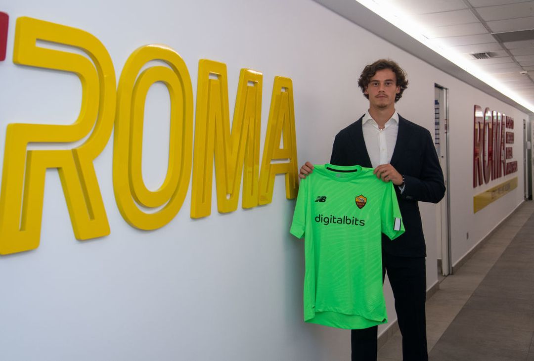 Ecco Svilar: gli scatti tra arrivo, firma e nuova maglia a Trigoria – FOTO GALLERY - immagine 12