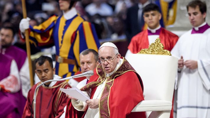 VATICAN CITY, VATICAN - JUNE 29: Pope Francis leads the mass for the Solemnity of Saints Peter and Paul at Vatican Basilica on June 29, 2022 in Vatican City, Vatican. Pope Francis led the Holy Mass for Saints Peter and Paul at St. Peter's Basilica in the presence of bishops and cardinals. (Photo by Antonio Masiello/Getty Images) IL GINOCCHIIO DEL PAPA