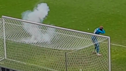 VIDEO, Petardi e paura: che rischio per il portiere dell’Ajax Onana