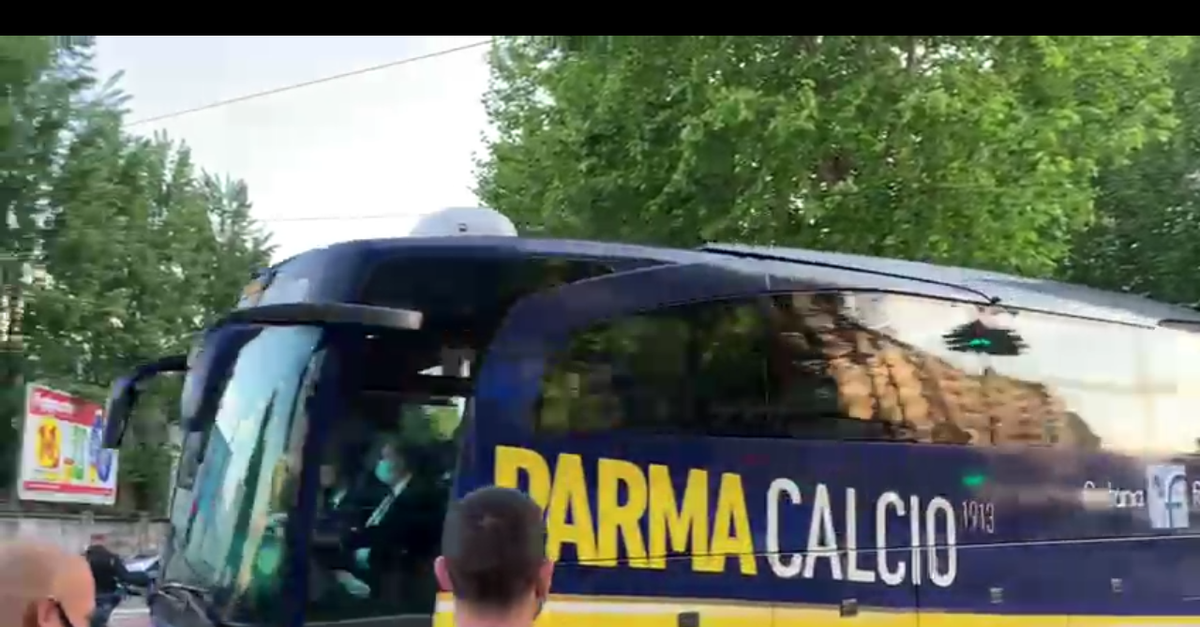 Video L Arrivo Allo Stadio Del Pullman Del Parma Toro News