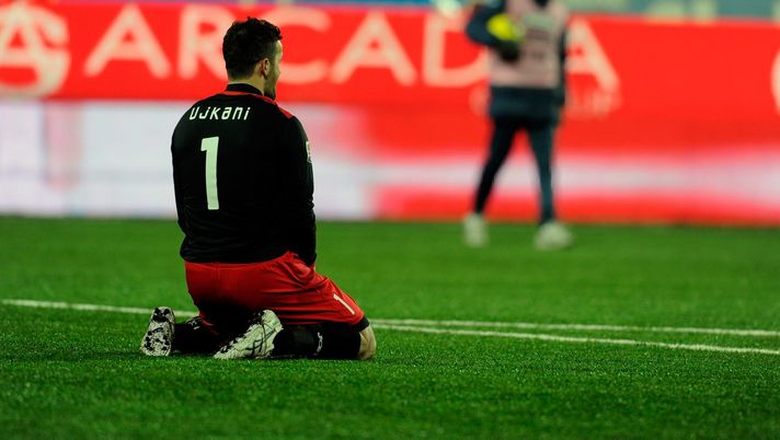 NOVARA, ITALY - FEBRUARY 02: Samir Ujkani of Novara Calcio looks dejected during the Serie A match between Novara Calcio and AC Chievo Verona at Silvio Piola Stadium on February 2, 2012 in Novara, Italy. (Photo by Claudio Villa/Getty Images) NOVARA, ITALY - FEBRUARY 02: Samir Ujkani of Novara Calcio looks dejected during the Serie A match between Novara Calcio and AC Chievo Verona at Silvio Piola Stadium on February 2, 2012 in Novara, Italy. (Photo by Claudio Villa/Getty Images)