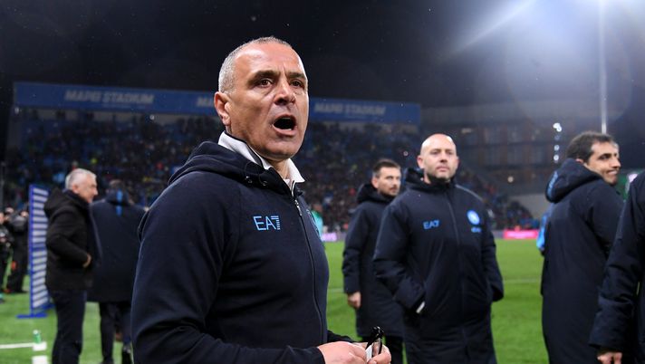 REGGIO NELL'EMILIA, ITALY - FEBRUARY 28: Francesco Calzona, Head Coach of SSC Napoli, looks on after the team's victory in the Serie A TIM match between US Sassuolo and SSC Napoli at Mapei Stadium - Citta' del Tricolore on February 28, 2024 in Reggio nell'Emilia, Italy. (Photo by Alessandro Sabattini/Getty Images) Allegri, l’ex compagno: “Max allenava già in campo. Calzona ha dato la scossa” - immagine 1