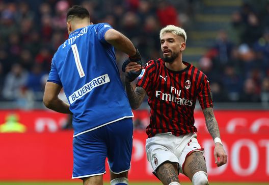MILAN, ITALY - JANUARY 19:  Juan Musso of Udinese shakes hands with Samuel Castillejo of AC Milan during the Serie A match between AC Milan and Udinese Calcio at Stadio Giuseppe Meazza on January 19, 2020 in Milan, Italy.  (Photo by Marco Luzzani/Getty Images) 
