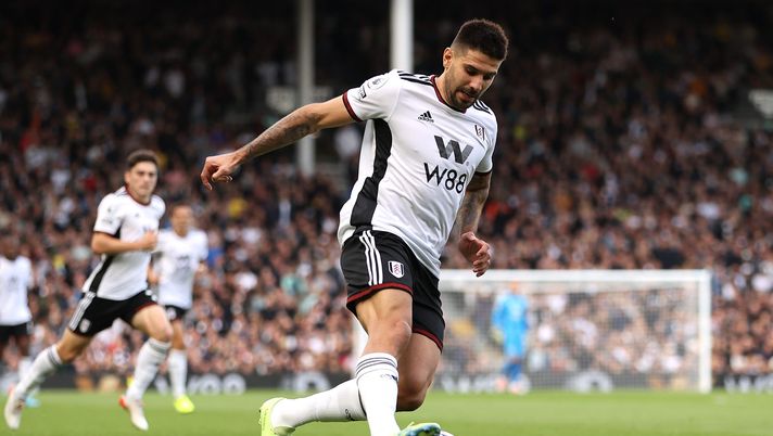 LONDON, ENGLAND - OCTOBER 15: Aleksandar Mitrovic of Fulham controls the ball during the Premier League match between Fulham FC and AFC Bournemouth at Craven Cottage on October 15, 2022 in London, England. (Photo by Ryan Pierse/Getty Images) Fulham, la confessione di Mitrovic: “Ho un debole per il Napoli e per la Roma” - immagine 1