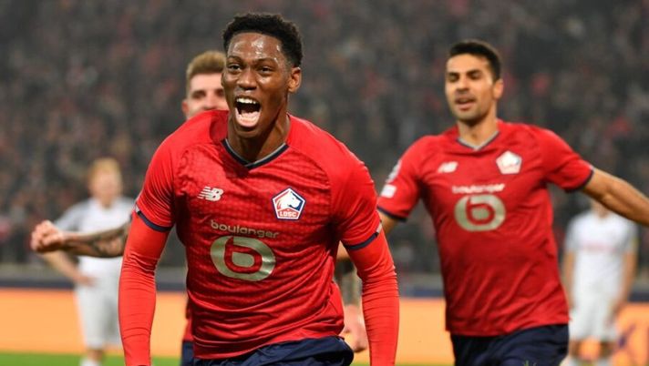 Lille's Canadian forward Jonathan David (C) celebrates with teammates after scoring his team's first goal during the UEFA Champions League first round group G football match between Lille (Losc) and Salzburg at the Pierre-Mauroy Stadium in Lille, northern France, on November 23, 2021. (Photo by Denis Charlet / AFP) (Photo by DENIS CHARLET/AFP via Getty Images) Inter, la Gazzetta: “Jonathan David è nella lista per giugno insieme a Scamacca e Dybala” - immagine 1