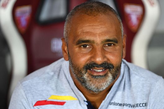  TURIN, ITALY - SEPTEMBER 16: US Lecce head coach Fabio Liverani looks on during the Serie A match between Torino FC and US Lecce at Stadio Olimpico di Torino on September 16, 2019 in Turin, Italy. (Photo by Valerio Pennicino/Getty Images) 