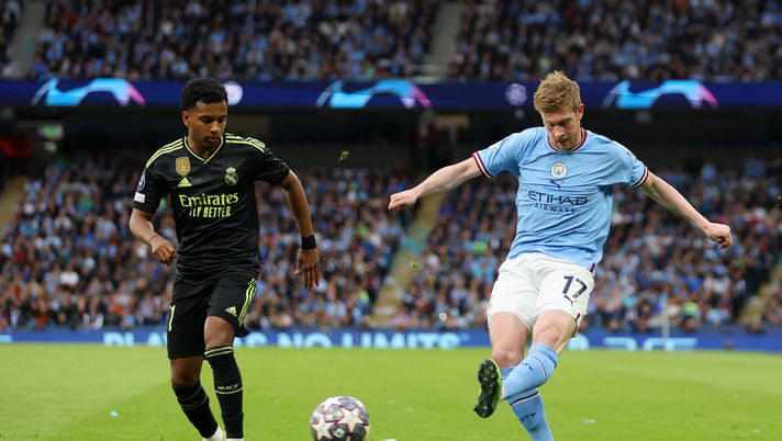 MANCHESTER, ENGLAND - MAY 17: Kevin De Bruyne of Manchester City crosses the ball past Rodrygo of Real Madrid during the UEFA Champions League semi-final second leg match between Manchester City FC and Real Madrid at Etihad Stadium on May 17, 2023 in Manchester, England. (Photo by Clive Brunskill/Getty Images) Real Madrid-Manchester City
